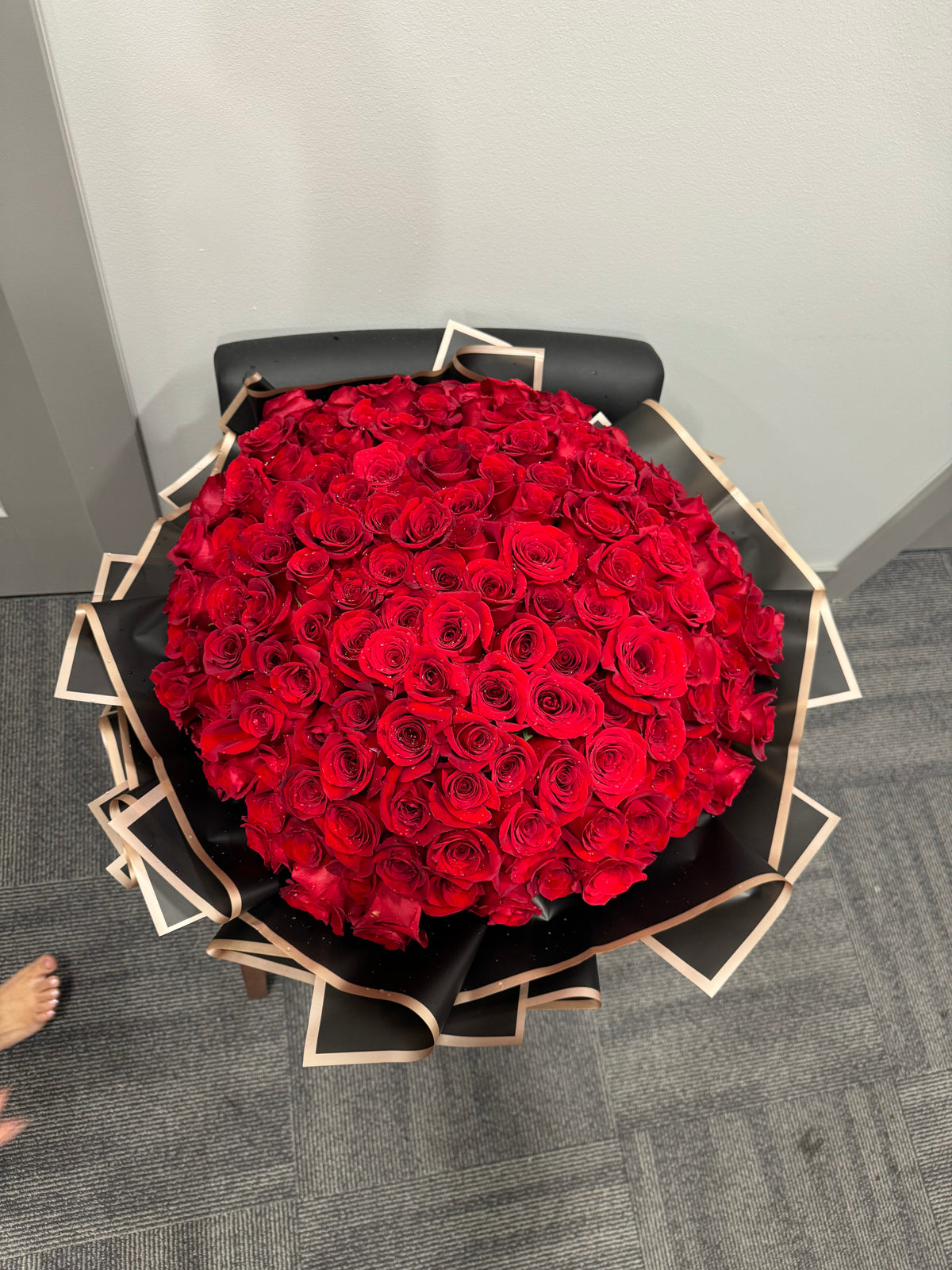 250 Red Roses Bouquet – Ultimate Luxury
