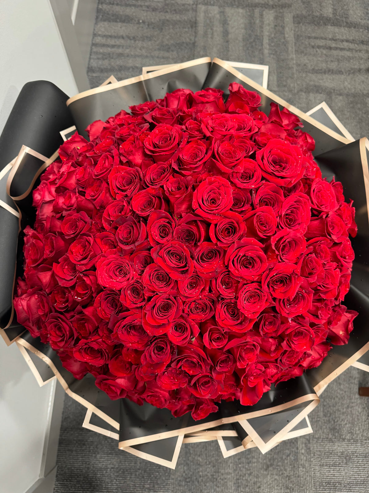 250 Red Roses Bouquet – Ultimate Luxury
