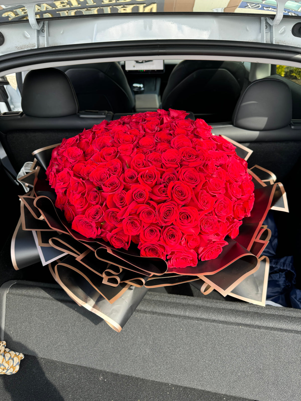 250 Red Roses Bouquet – Ultimate Luxury