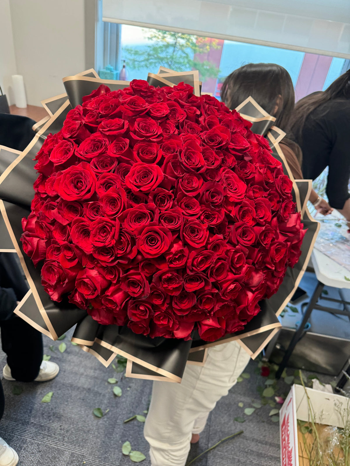 250 Red Roses Bouquet – Ultimate Luxury