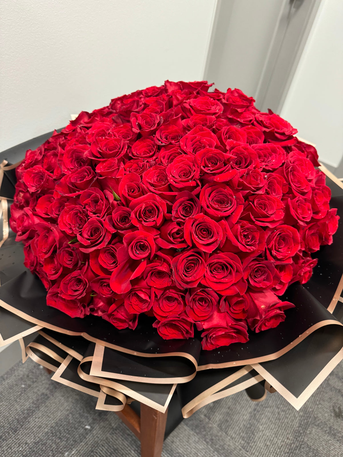 250 Red Roses Bouquet – Ultimate Luxury